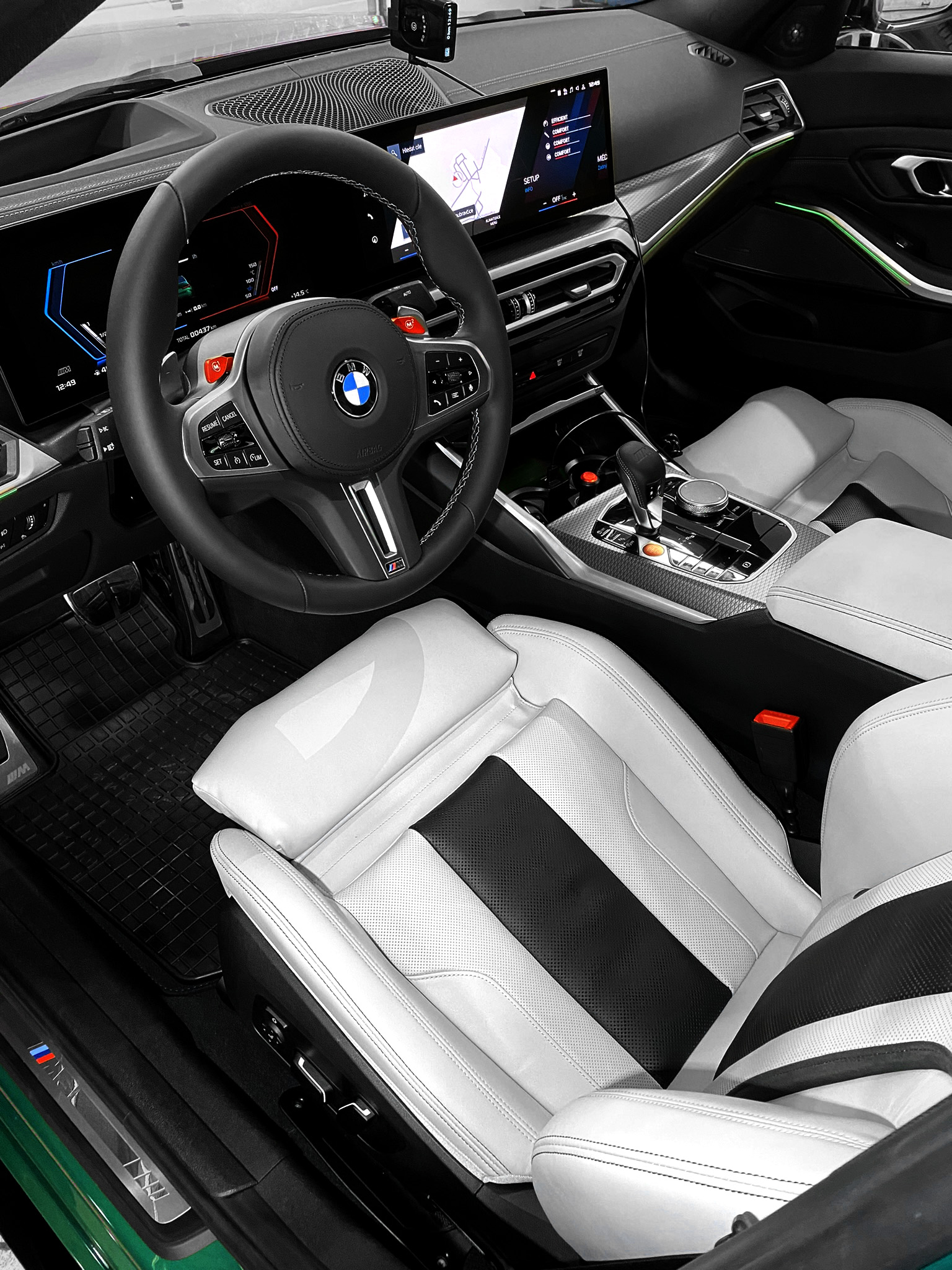 Interiér BMW M3 Competition po čištění a detailingu