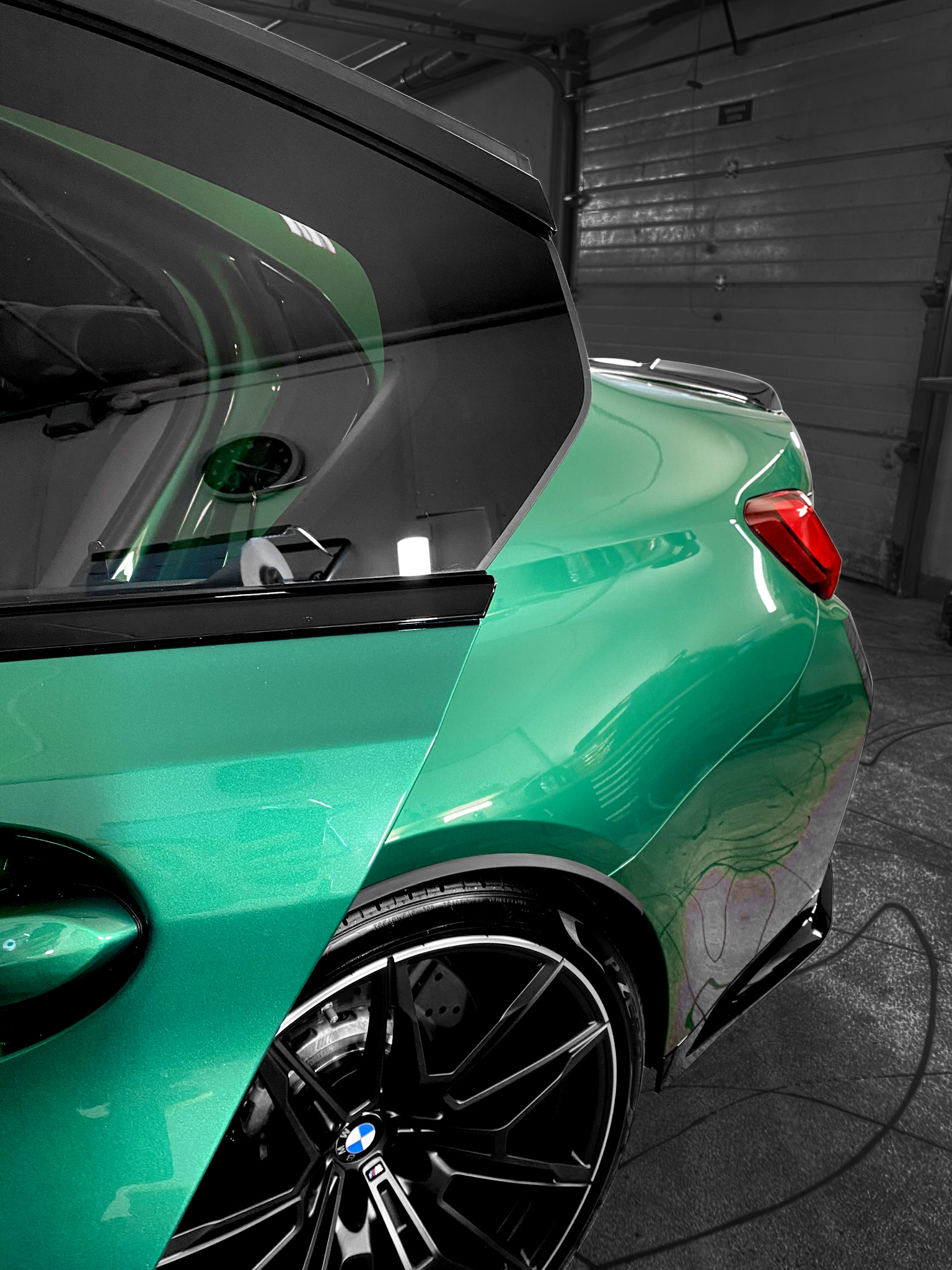 BMW M3 Competition po detailingu, detail zadního blatníku a kola