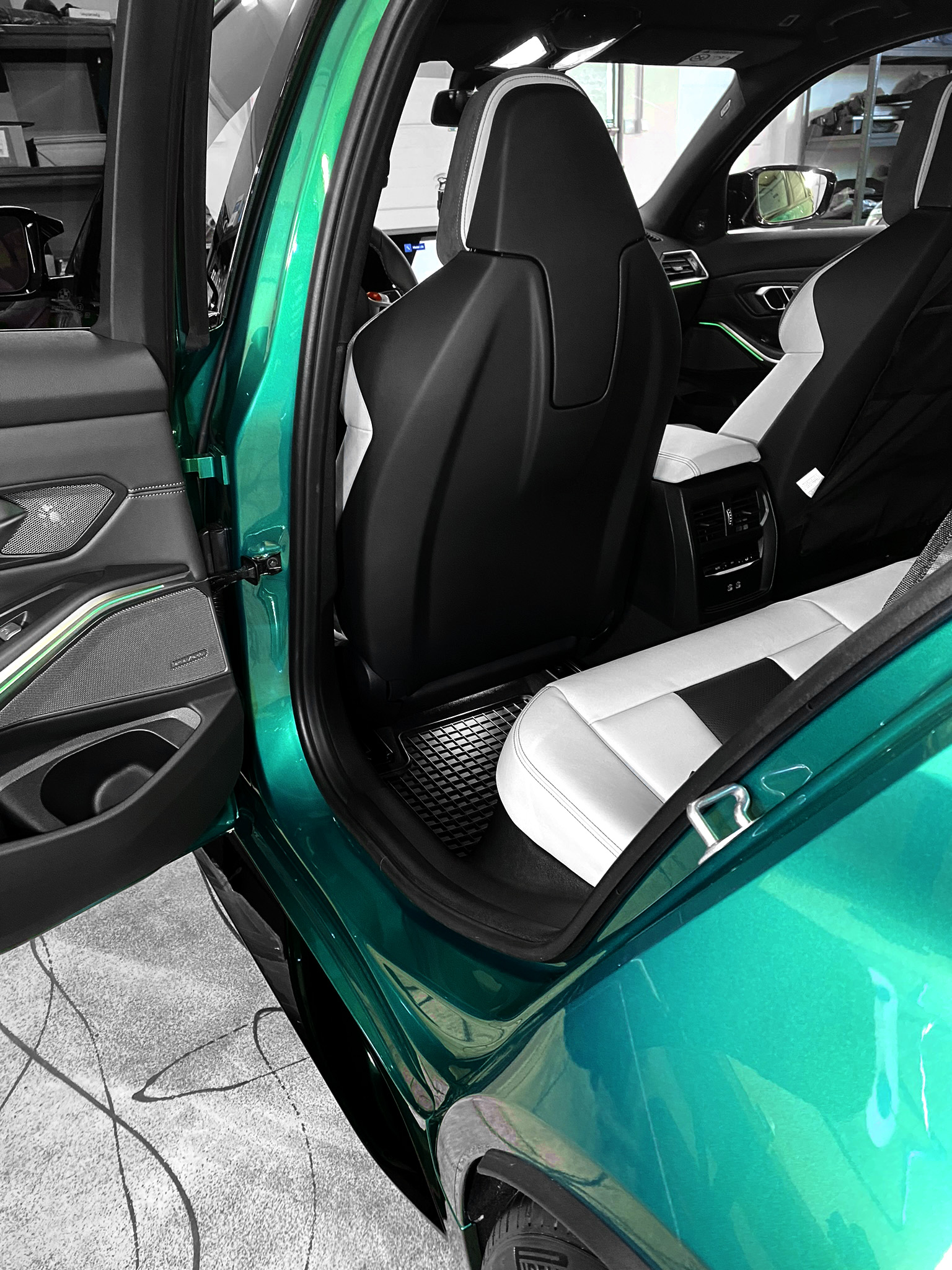 Zadní část interiéru BMW M3 Competition po detailingu