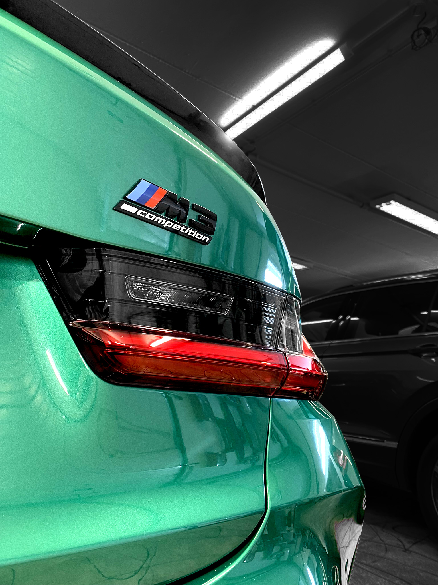 Detail zadního světla BMW M3 Competition po detailingu