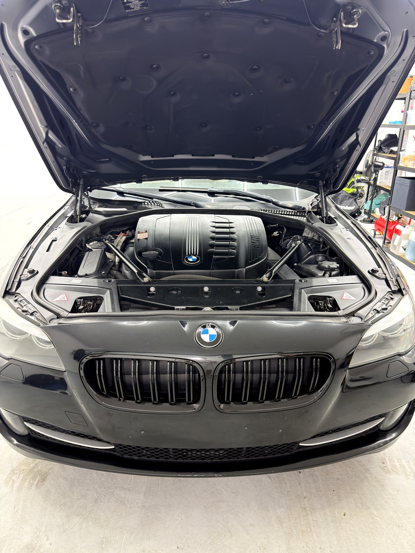 Vyčištěný motorový prostor BMW řady 5 po detailingu