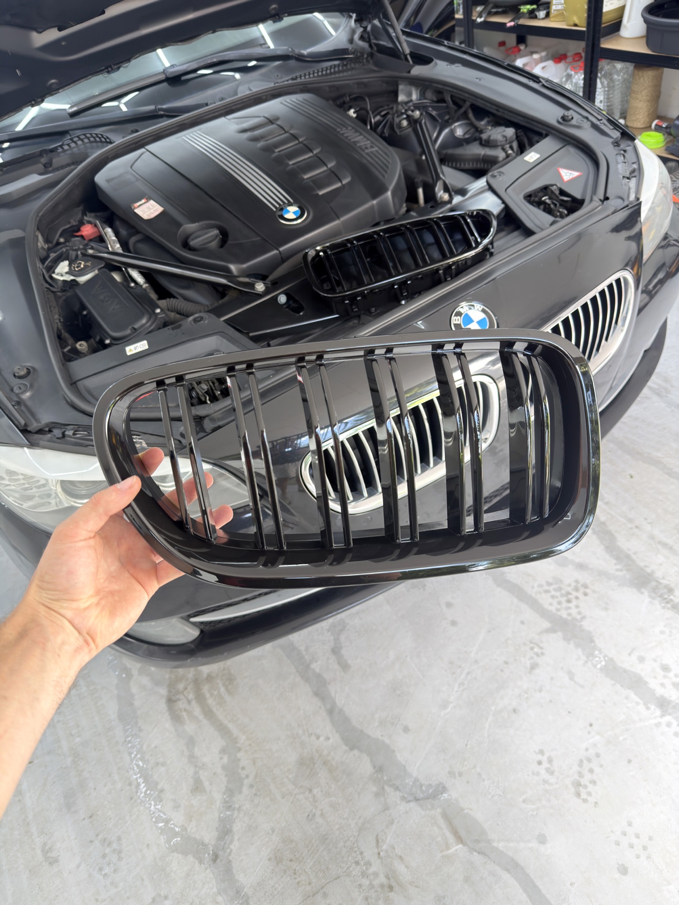 Lesklá černá maska BMW během renovace