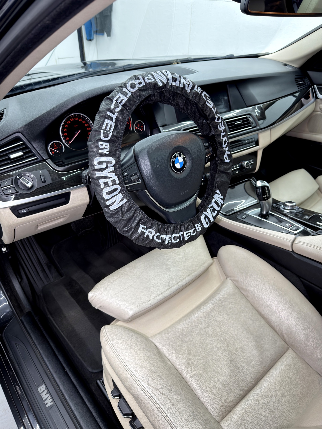 Vyčištěný světlý interiér BMW řady 5