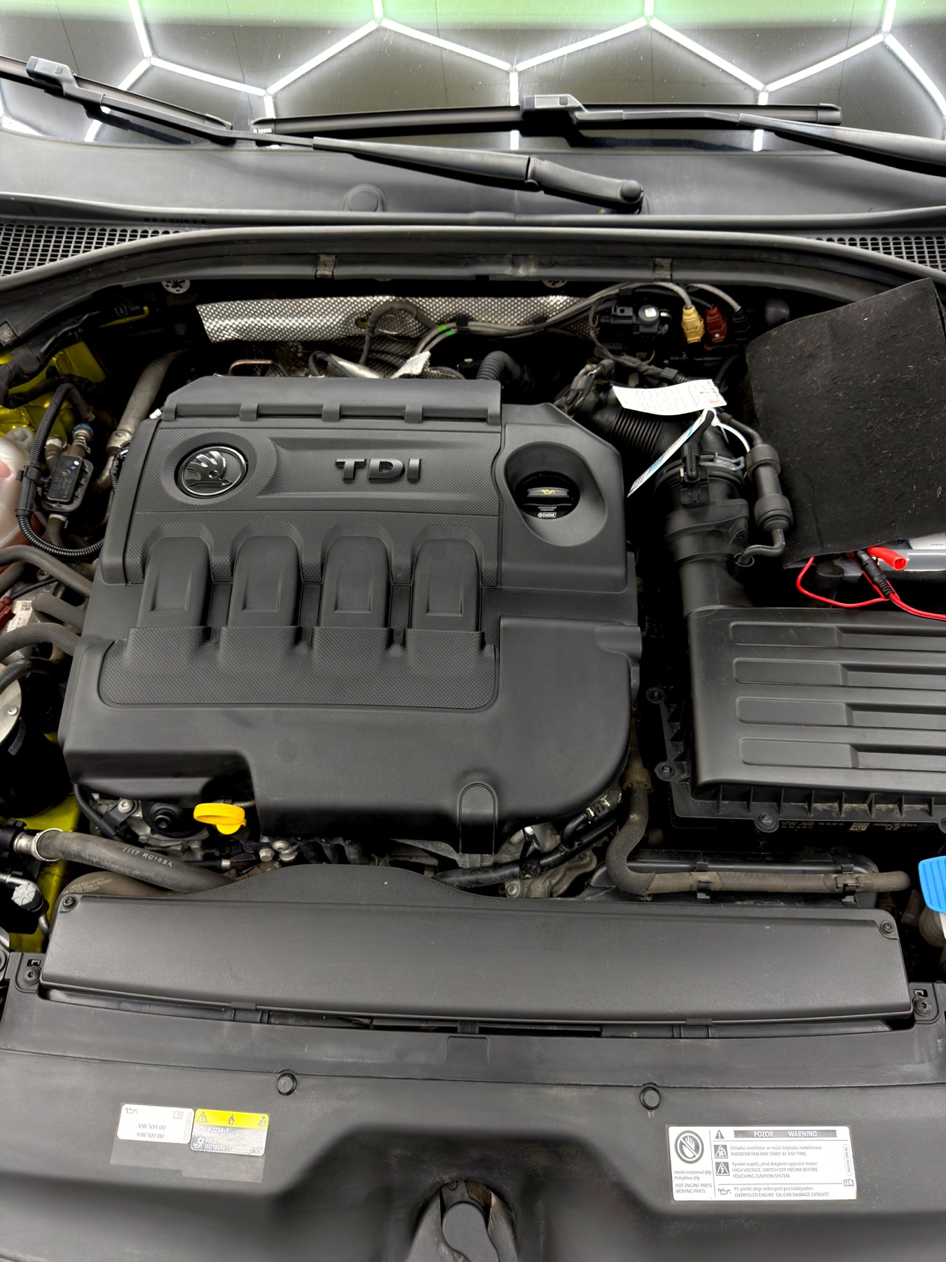 Vyčištěný motorový prostor Škody po detailingu