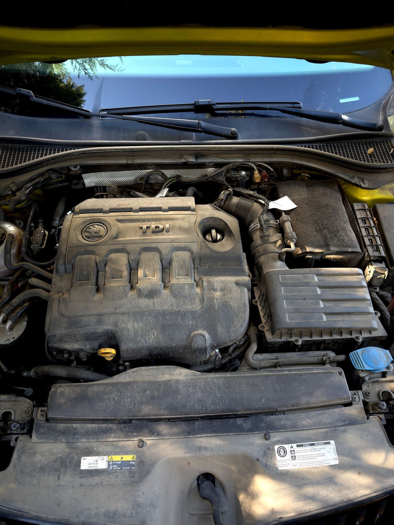 Znečištěný motorový prostor Škody před čištěním