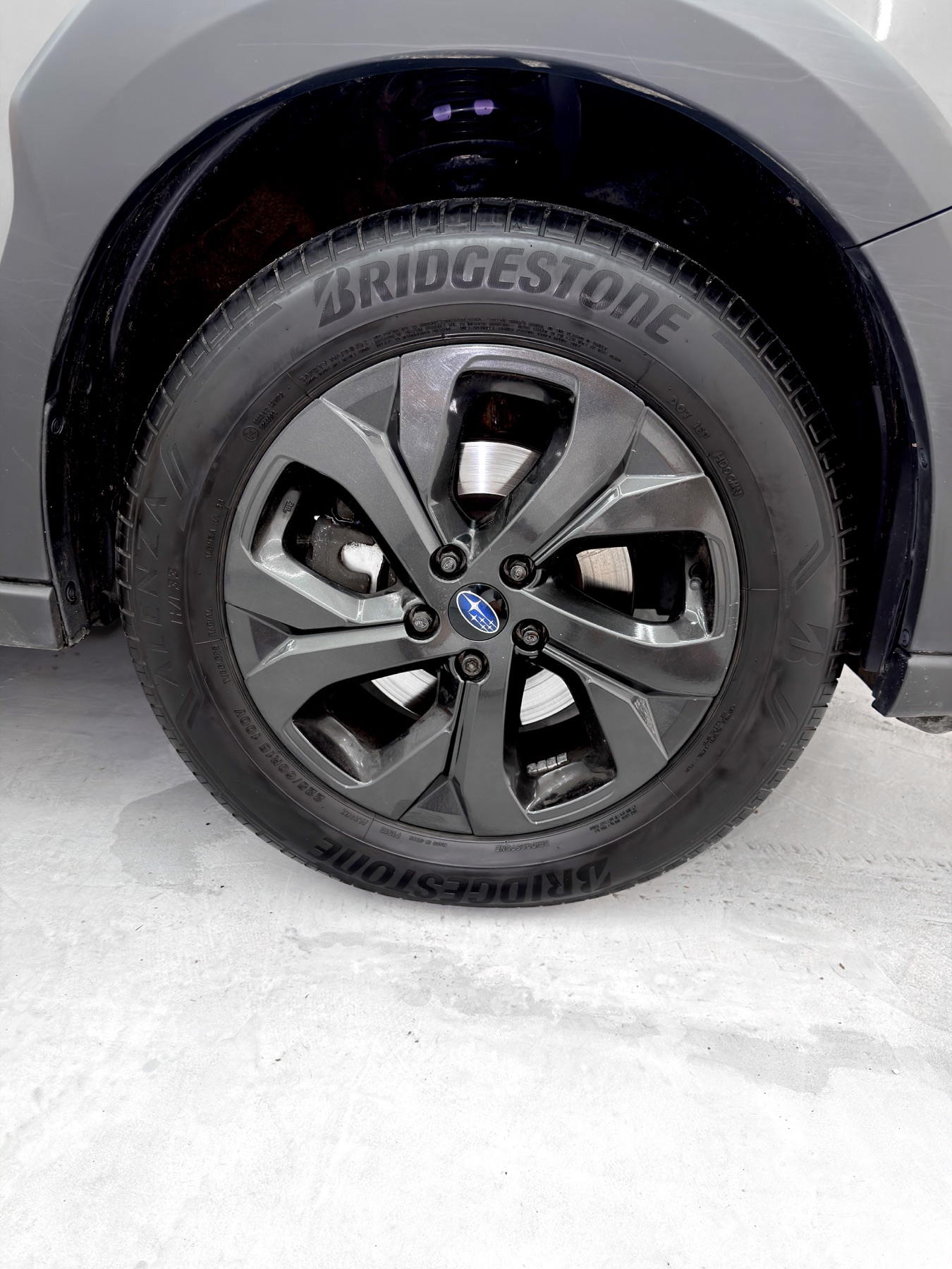 Ošetřené kolo a pneumatika Subaru po detailingu